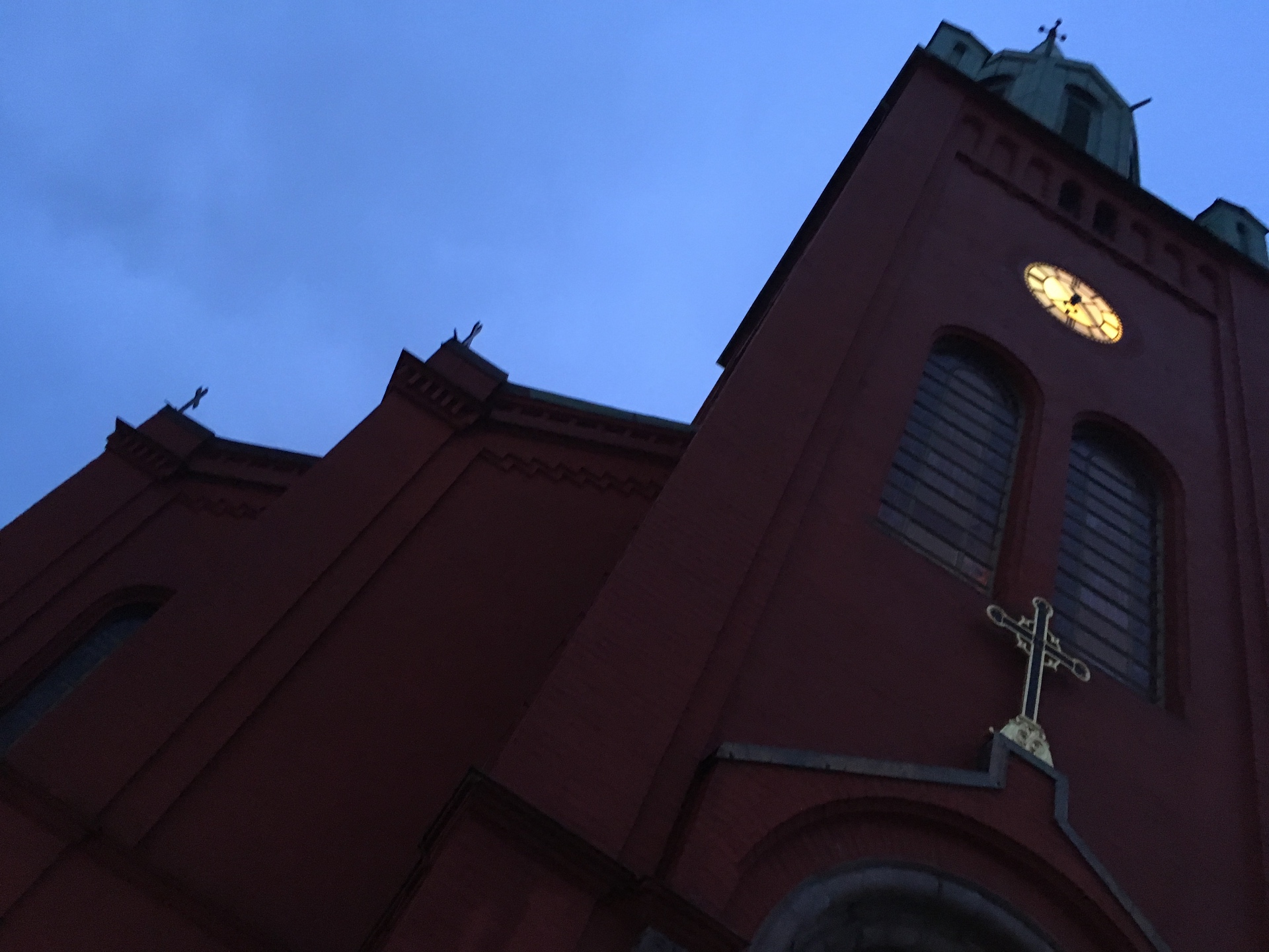 St. Johannes kirke på Storhaug i blåtimen